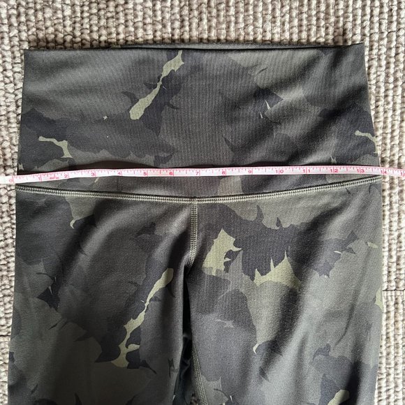 Lululemon Green Palm Camo Wunder Under Crop - Picture 7 of 8